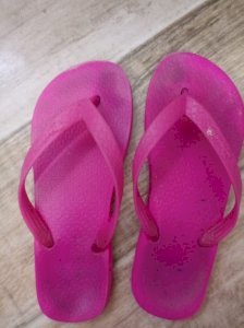 Par de chinelos Chinelo feminino com marca dos pés de tão usados com chulézinho forte e solinhas para limpar usado diariamente numero 35 
