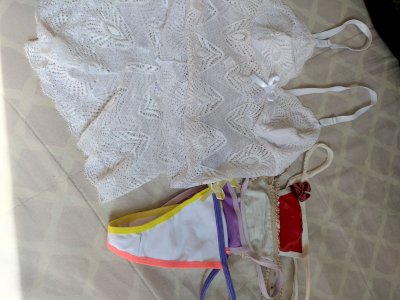 Calcinhas usadas de várias cores fio dental e lingerie de renda