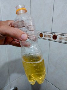 Golden shower na garrafinha, direto da fonte