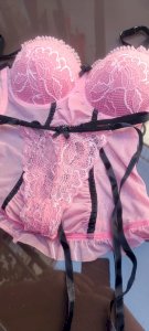 Conjunto usado rosa e preto, com renda
