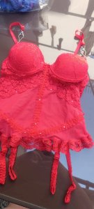 Corselete vermelho de renda