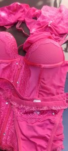 Conjunto rosa com calcinha e meia, de renda