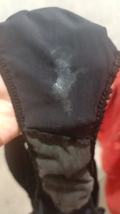 Calcinha preta manchada após masturbação 