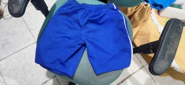 Short estilo colegial azul em helanca descosturado na frente pra fazer amor sem tirar!