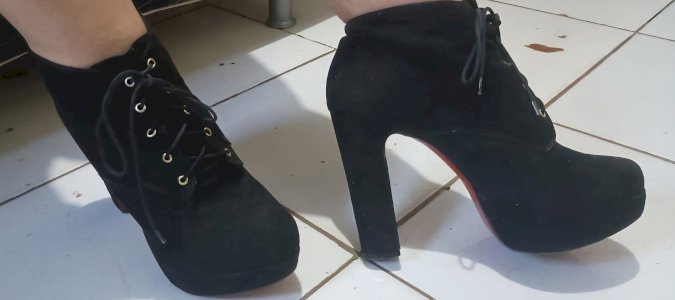 Bota de camurça e solado vermelho usada