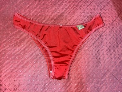 Calcinha vermelha usada com possibilidade de freada 