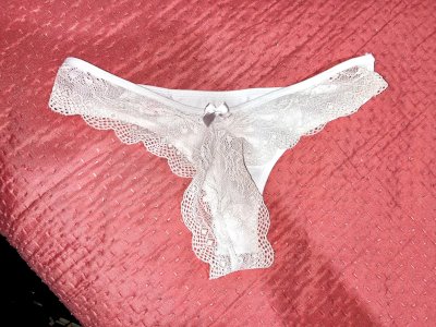 Calcinha branca de renda usada com ou sem freada 