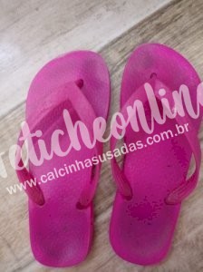 Par de chinelos Chinelo feminino com marca dos pés de tão usados com chulézinho forte e solinhas para limpar usado diariamente numero 35 