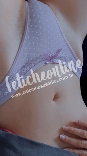 Calcinha usada lilás com bolinhas brancas 