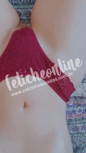 Calcinha roxa de renda e algodão 