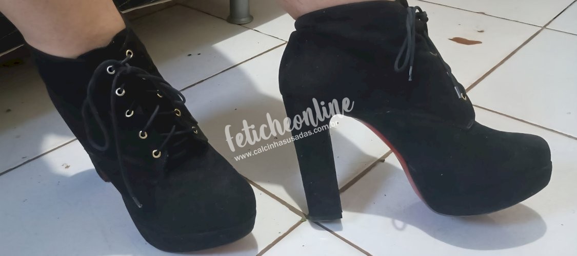 Bota de camurça e solado vermelho usada