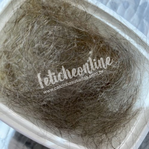 Cabelo da escova e do ralo no pote 