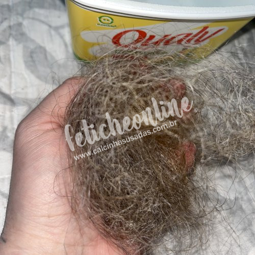 Cabelo da escova e do ralo no pote 