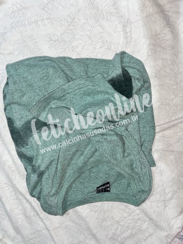 Camiseta com cheiro de suor de dias 